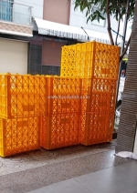 Giá sản phẩm sóng nhựa có 8 bánh xe dùng đựng hàng may mặc