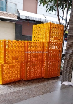 Giá sản phẩm sóng nhựa có 8 bánh xe dùng đựng hàng may mặc