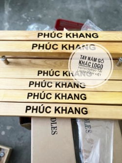 Chuyên gia công khắc laser tay nắm cửa gỗ