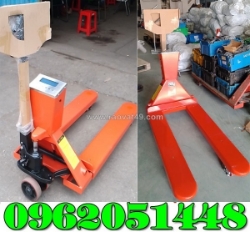 Xe nâng tay gắn cân 2.5 tấn giá rẻ nhất