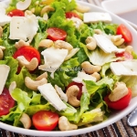 7 cách sáng tạo dùng hạt điều trong các món salad