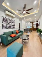 Gia đình e có căn hộ tầng trung căn góc hồ gươm plaza 76m2 2 ngủ full đồ giá