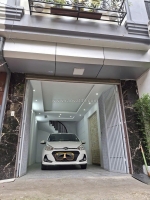 Nhỉnh 8 tỷ - nhà 40m2 oto vào nhà ở cầu giấy, gần phố, ngõ thông kinh doanh,nhà