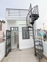 Sát mặt tiền hẻm xe hơi q4
ngang 6 dài 4,65m 
đúc bê tông 4 tấm 
giảm ngay