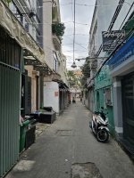 Căn góc 3 mặt tiền đường thông 
 

ngang 4.1 nở hậu 4.2 dài 8.5 m

3 tầng