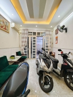 Nhà mới sát mặt tiền đường khánh hội q4
ngang 3.4 x 12.5  đúc 4 tấm chỉ 5 tỷ