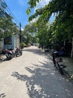 Nhà to rông và cao q12