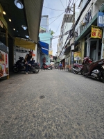 Sát mặt tiền trung tâm q4 
ngang 5.2 dài 8.1 đúc 4,5 tấm 
có 6 tỷ