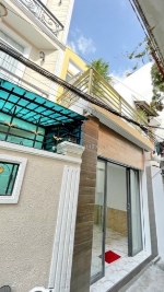 2 tầng mới xây rất đẹp, trung tâm quận 7 đường lâm văn bền, dọn vào ở ngay