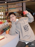 Áo len modal anagram có cổ, túi ngực intarsia anagran tương phản.