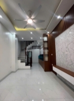 Bán nhà dân xây phố tản đà 32m2 x 5 tầng, gần phố, ô tô đỗ cửa.