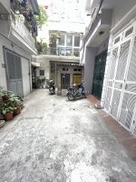 Chính chủ cần bán gấp căn nhà tại ngọc lâm- 10m ra mặt phố- có chỗ để oto- nhà