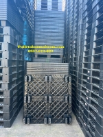 Pallet nhựa đã qua sử dụng trong kho hàng bãi cảng