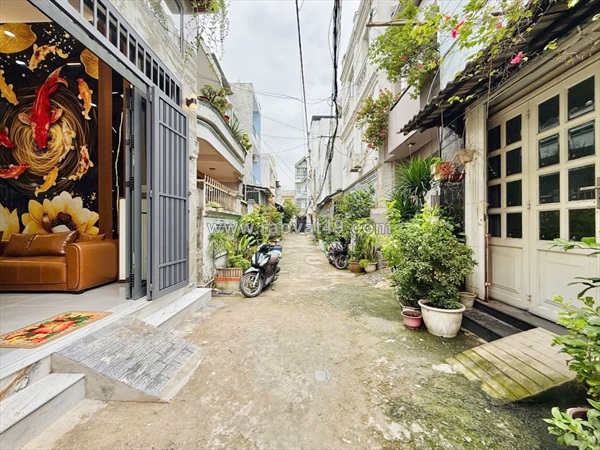 ~/Img/2025/10/ban-nha-dep-phan-huy-ich-hem-thong-4m-o-to-toi-cua-p12-go-vap-40m-3-01.jpg
