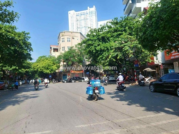 ~/Img/2025/10/ban-nha-mat-pho-ngoc-lam-60m-mat-tien-5m-via-he-rong-kinh-doanh-ngay-dem-01.jpg