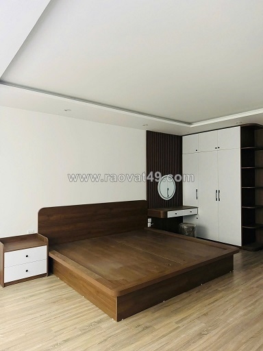 ~/Img/2025/10/ban-nha-tay-ho-phan-lo-3o-to-vao-nha-duong-2-oto-tai-tranh-nhau-o-to-16-cho-02.jpg