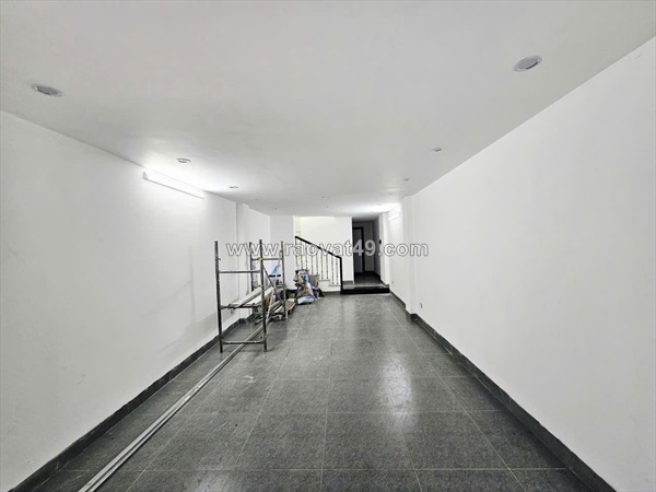 ~/Img/2025/10/building-7-tang-thang-may-30m-ra-pho-hang-xom-pho-co-phan-lo-o-to-tranh--02.jpg