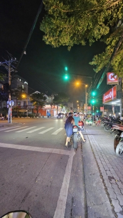Cách mặt tiền lâm văn bền tân quy q7 
có 85 m
có 3 tỏi hơn đúc mới  3 tấm