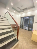 Cho thuê nhà ngõ 147 tân mai, 70m² x 2 tầng, gồm 3 phòng ngủ, 13 triệu/tháng