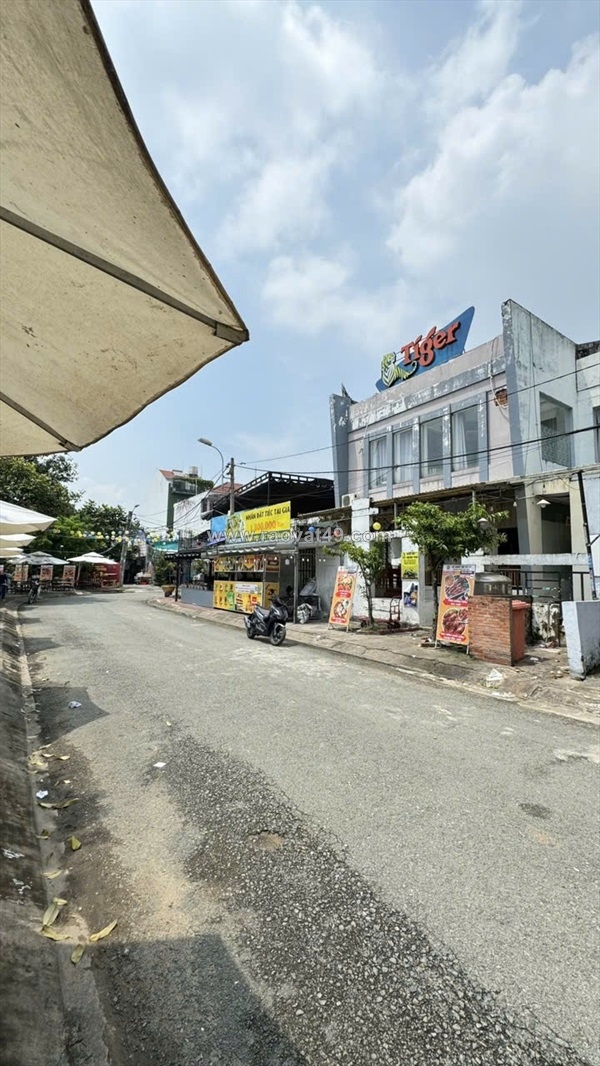 ~/Img/2025/10/dat-mat-tien-kdc-binh-chanh-view-song-ho-sat-quan-8-dang-co-dong-tien-cho-02.jpg