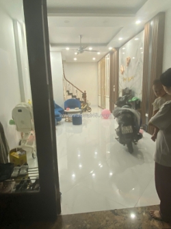 Gia đình tôi cần bán  nhà đẹp ở luôn ngõ 101 thanh nhàn, 40m2, 5 tầng, 6