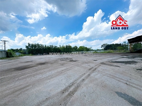 ~/Img/2025/10/hn062-ban-gap-nha-xuong-dang-hoat-dong-voi-khung-thep-kien-co-khuon-vien-rong-01.jpg