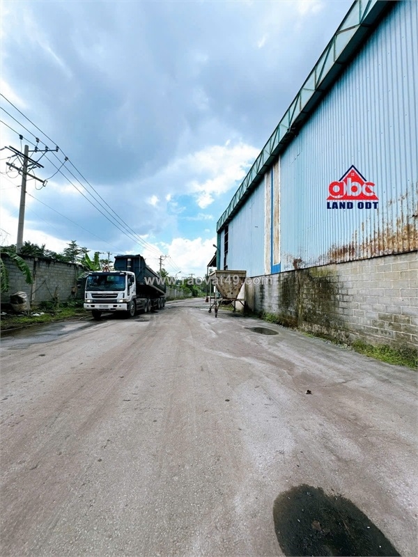 ~/Img/2025/10/hn062-ban-gap-nha-xuong-dang-hoat-dong-voi-khung-thep-kien-co-khuon-vien-rong-02.jpg