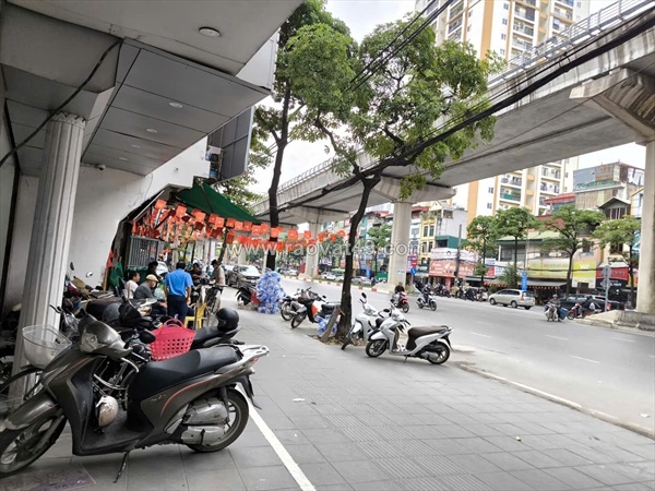 ~/Img/2025/10/hot-ban-gap-mat-pho-ho-tung-mau-2-mat-tien-5-tang-kinh-doanh-vip-nhinh-02.jpg
