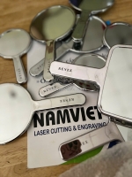 Khắc laser gương cầm tay theo yêu cầu