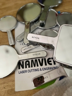 Khắc laser gương cầm tay theo yêu cầu