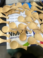 Khắc laser lên muỗng gỗ theo yêu cầu