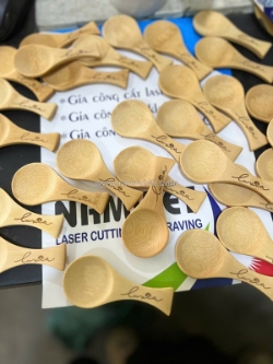 Khắc laser lên muỗng gỗ theo yêu cầu