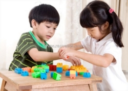 Lựa chọn đồ chơi an toàn, giúp bé học hỏi và khôn lớn
