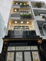 Mặt phố, gần phạm văn đồng - thang máy - kinh doanh hút lộc