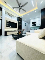 Nguyễn đình hoàn 32m x5 tầng-mt 4m,sát phố,ngõ thông-giá 8,4 tỷ