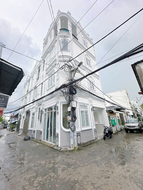 ~/Img/2025/10/nha-1-tret-3-lau-san-thuong-goc-2-mat-tien-co-cho-dau-oto-trong-nha-01.jpg