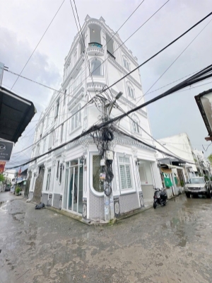 Nhà 1 trệt 3 lầu, sân thượng, góc 2 mặt tiền, có chỗ đậu ôtô trong nhà