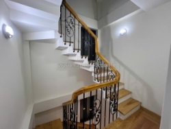 Nhà đẹp lạc long quân, dt30m², 5 tầng, 3p. ngủ, ô chờ thang máy (11 tỷ)