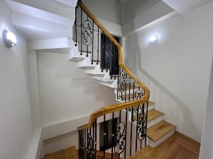 Nhà đẹp lạc long quân, dt30m², 5 tầng, 3p. ngủ, ô chờ thang máy (11 tỷ)