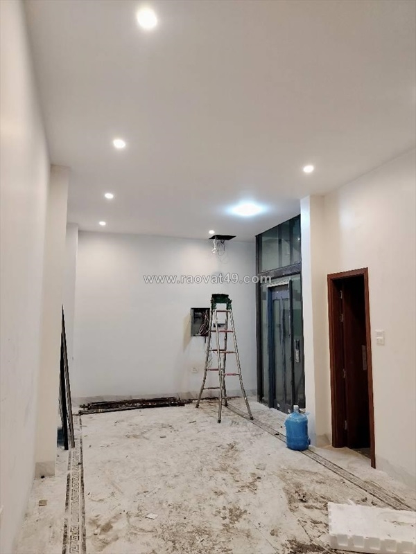 ~/Img/2025/10/nha-moi-van-tien-dung-tay-thang-long-42m2-5-tang-o-to-do-cua-02.jpg