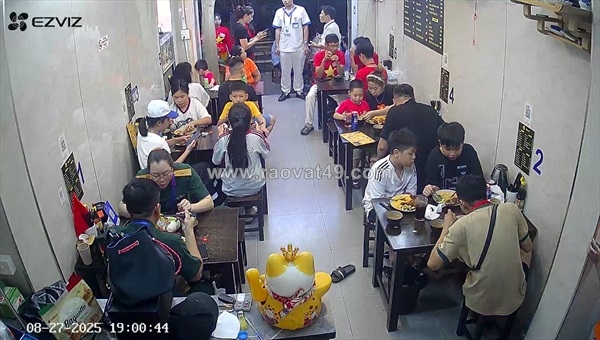 ~/Img/2025/10/sang-nhuong-quan-com-gia-80-trieu-co-bot-cho-nguoi-thien-chi-02.jpg