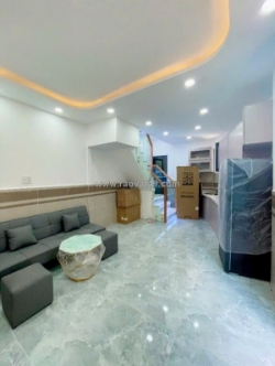 Sát mặt tiền bến vân đồn q4 
ngang 7.6 x 46m2 có 3 tê