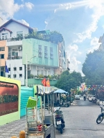 Sát mặt tiền hoàng diệu  ra  đường số q4
 ngang 3.8m x dài 5.3m
có 2 tỷ xíu