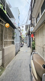 Sát mặt tiền q4 
ngang 3 dài 16 m có 80 triệu m