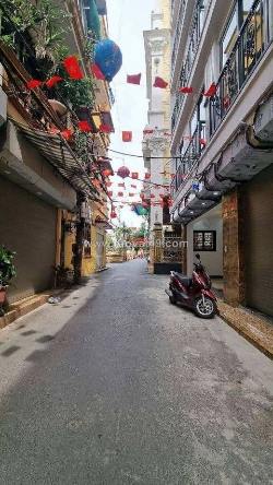 Vip hoàng quốc việt: lô góc, ô tô tránh, thang máy, kinh doanh siêu đỉnh -