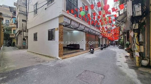 ~/Img/2025/10/vip-hoang-quoc-viet-lo-goc-o-to-tranh-thang-may-kinh-doanh-sieu-dinh--02.jpg