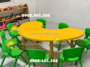 Bàn bán nguyệt mầm non, ghế tay vịn mầm non nhiều màu