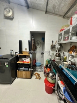 Bán căn hộ tập thể tầng 1 ở chợ 8/3