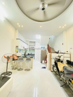 Bán nhà 5 tầng ngọc thụy- 2 thoáng - ô tô đỗ cổng -nhỉnh 7 tỷ.