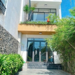 Bán nhà đẹp mới xây diện tích 204 m2 ngang 5,15x39,5, sân để ô tô